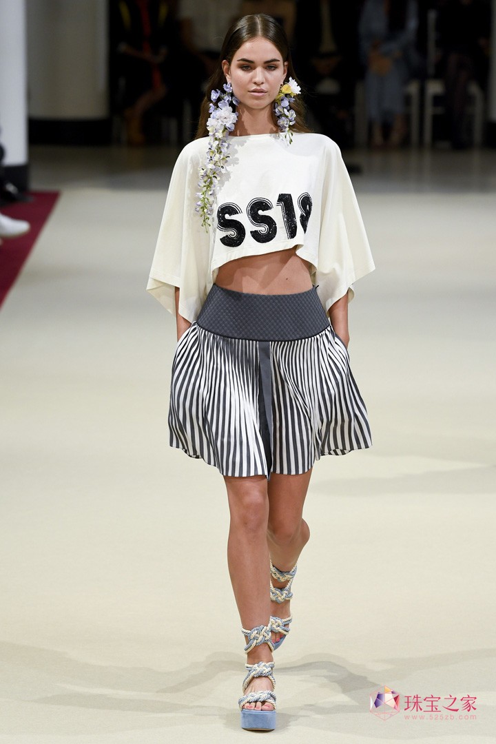֮߶ƷAlexis Mabille 2018ĕr(sh)b